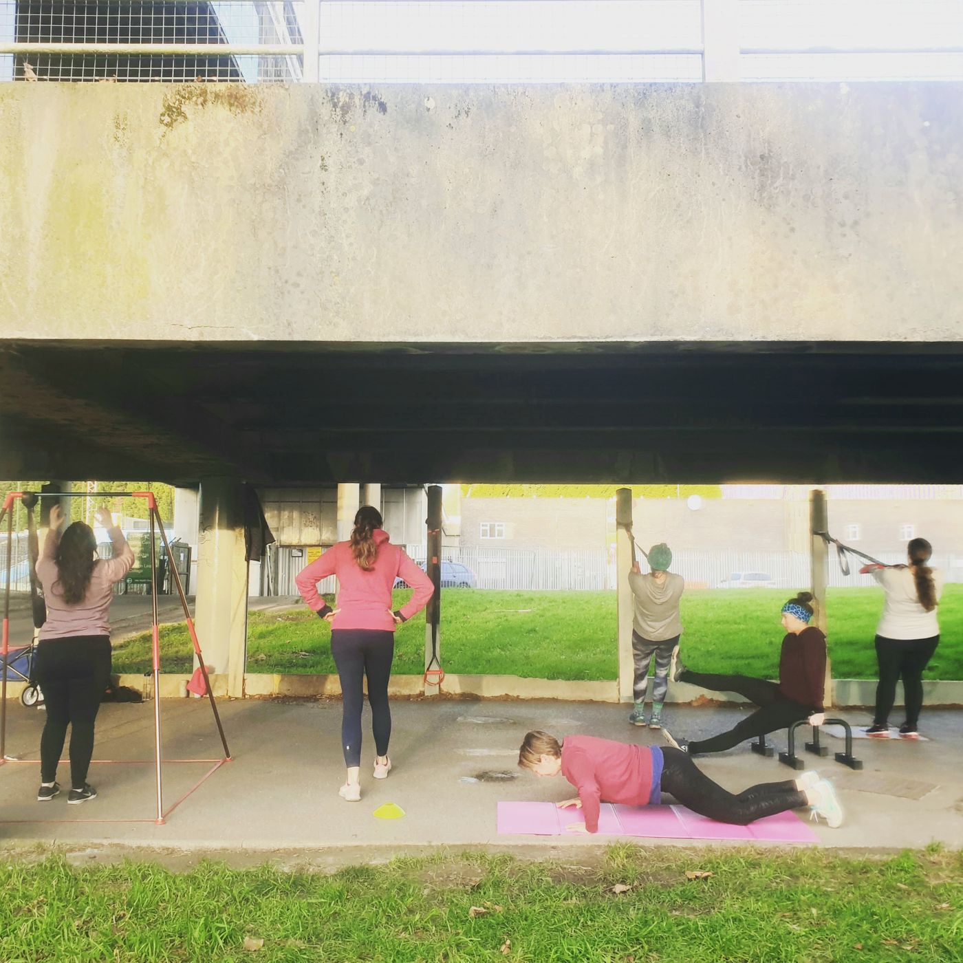 What do you do on a Tuesday morning before work? This lot hang out under a bridge getting seriously strong 💪😅