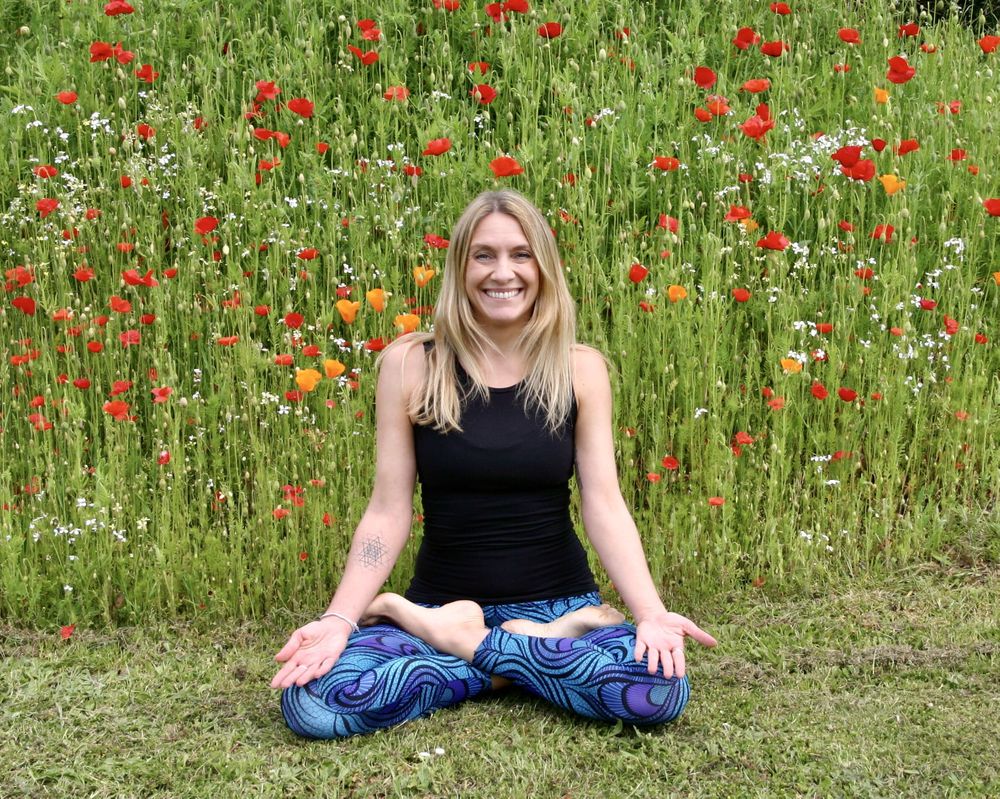 BUA FIT - Vinyasa Slow Flow Yoga with Laura - Online Yoga