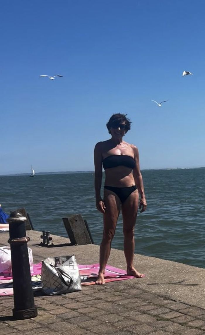 Here I am stripped down to me bra and nick nox, sunbathing on the dock in Leigh On Sea 😎
Had cod and salad (no chips) and a jug of water (no shandy)
Small steps every day amount to big changes and it all starts with self discipline 😘
Believe me I was tempted to have the chips and a pint 🍺 😝😝😂😘
Dance with me online and get yourself ship shape xx